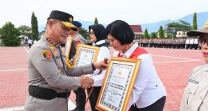Awali Tahun Baru 2025, Kapolda Sulteng Beri Penghargaan ke Satker dan Personel Berprestasi