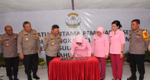 Kapolda Sulteng Dampingi Ketua YKB Melakukan Peletakan Batu Pertama Pemugaran Gedung TK kemala Bhayangkari 01 Pimstaf