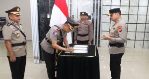 Upacara Serah Terima 4(empat) Pejabat Utama Polda Kalbar yg terdiri dari Kabid Humas, Kabid TIK, Kabid Propam dan Dir Lantas Polda Kalbar dilaksanakan di Aula Balai Kemitraan Mapolda Kalbar. Selasa (14/01/24)