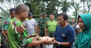 TNI Hadir Untuk Masyarakat, Kodim 1202/Singkawang Gelar Bakti Sosial Penyaluran Bantuan Makanan untuk Masyarakat Kurang Mampu