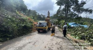 Polsek Sekupang Kawal Pengangkatan Tanah Longsor di Tiban Lama, Imbau Waspada Cuaca Ekstrem