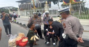 Sembari Olahraga Pagi Dirlantas Polda Riau Sapa Pengunjung CFD Pekanbaru & Bagikan Helm SNI