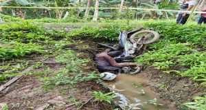 Penemuan mayat Seorang Pria diduga motor yang dikendarai nyungsep dalam parit sehingga menimpa korban dan meninggal Dunia