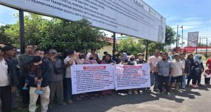 “Viral” Warga Desa Pesaguan-Kanan Penerima CPCL Datangi Mapolres Dan Kejari Ketapang “Ada Apa”.?