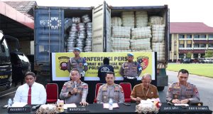 Polda Kalbar Amankan Empat Kontainer Terkait Importasi Pakaian Bekas tanpa ijin Senilai 7,3 Milyar, Satu Tersangka Berhasil Ditangkap