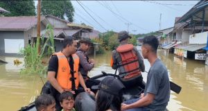 Polda Kalbar Terjunkan Tim SAR Untuk Bantu Masyarakat Terdampak Banjir Di Desa Darit
