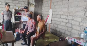Kapolsek Gilimanuk Berikan Bantuan Talikasih Kepada Lansia Yang Hidup Seorang Diri dengan Keterbatasan Ekonomi