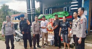 Pasca Banjir Polsek Menyuke Distribusikan Bantuan Sembako Dari Posko Penerimaan Bantuan Bencana Banjir Polres Landak