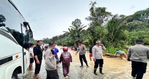Kapolres Sanggau Tinjau Lokasi Banjir di Kecamatan Beduai