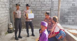 Kapolsek Kawasan Pelabuhan Gilimanuk Serahkan Bantuan Tali Kasih kepada Janda Kurang Mampu di Asri Timur