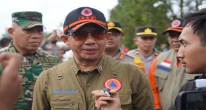 Kepala BNPB RI Tinjau Langsung Warga Terdampak Banjir di Kubu Raya dan Serahkan Bantuan