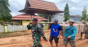 Bersama-sama Warga, Satgas Pamtas RI-Malaysia Yonzipur 5/ABW Bantu Warga Yang Sedang Berduka