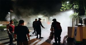Reaksi Cepat, Sat Samapta Polres Belitung : Unit Patroli Berhasil Padamkan Kebakaran Motor Di SPBU Kemunig