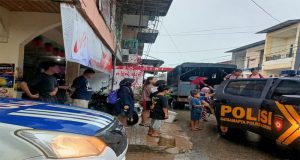 Polres Landak Antusias Fasilitasi Kepulangan Warga Pasca Banjir di Ngabang