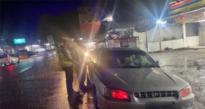 Personel Satuan Lalu Lintas Polres Melawi Dorong Kendaraan Mogok