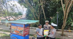 Satlantas Polres Sekadau Gelar Patroli Berkah, Berbagi Kepedulian dengan Pedagang Kecil
