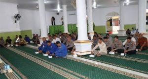 Polres Ketapang Gelar Peringatan Isra Mi’raj, Kapolres Ketapang : Jadikan Momen Isra Mi’raj Untuk Meningkatkan Ketaqwaan Dan Memacu Kinerja Tugas