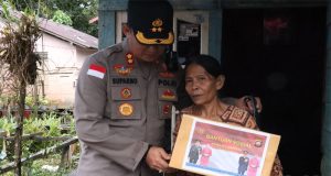 Kapolres Sanggau Salurkan Bantuan Sosial untuk Korban Banjir di Kecamatan Sekayam