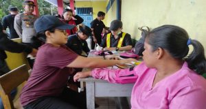 Pengecekan Banjir, Penyerahan Bantuan Polres Sanggau Peduli, dan Pendirian Posko Bencana di Dusun Mengkiang