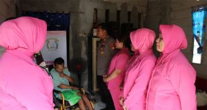 Tiga Warga Tidak Mampu dan Alami Disabilitas Dapatkan Santunanan Dari Polsek Tarumajaya