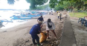 Polsek Kawasan Pelabuhan Gilimanuk Ikuti Kerja Bakti Peringati HUT ke-56 GKPB Jemaat Agape