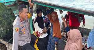 Polres Kayong Utara Bagikan Makanan kepada Masyarakat di Pelabuhan Sukadana
