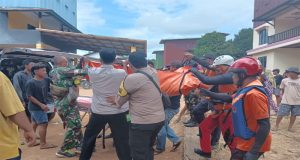 Polsek Sandai Polres Ketapang Bersama Pihak Terkait Berhasil Temukan Seorang Warga Yang Tenggelam Di Sungai Pawan