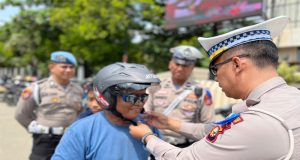 Satlantas Polres Indragiri Hilir Bagikan Helm SNI dalam Operasi Keselamatan Lancang Kuning 2025