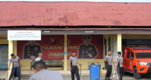 Jum’at yang Mulia, Polres Ketapang Laksanakan Bersih-Bersih Lingkungan Mapolres