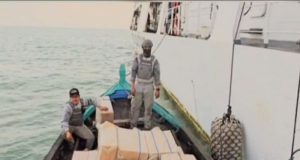 Bakamla RI Gagalkan Penyelundupan 200 Ball Rokok Ilegal di Perairan Inhil