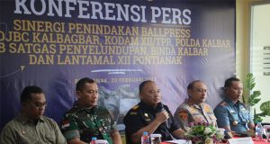 Pangdam XII/Tpr Hadiri Konferensi Pers DJBC Kalbagbar Terkait Penggagalan Penyelundupan Ballpres