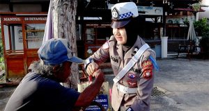 Momen Operasi Keselamatan Kapuas 2025, Satlantas Polres Ketapang Salurkan Paket Sembako Untuk Kaum Dhuafa