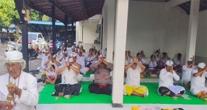Persembahyangan Piodalan Tumpek Landep di Pura Padmasana Polsek Gilimanuk