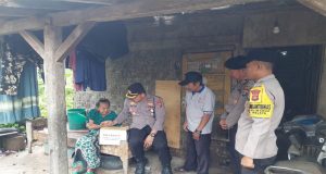 Kapolsek Gilimanuk Salurkan Bantuan Sembako Untuk Ibu Dalijah Dalam Program ‘Minggu Kasih’