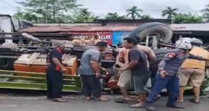 Truk Pengangkut Kendaraan Berat Alami Kecelakaan di Simpang 3 Jembatan Rumbai Inhil, Sopir Terjepit