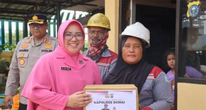 Kapolres Dumai Ingatkan Personel Soal Judi Online dan Narkoba, Serta Bagikan Bantuan Sosial ke Pekerja Pelabuhan