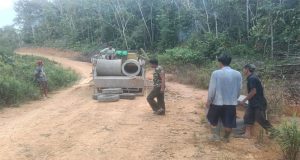 Warga dan Satgas TMMD Imbangan ke 123 Kodim 1209/Bky Harus Bergelut Dengan Keringat Turunkan Gorong Air