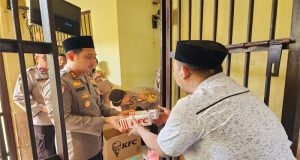 Jumat Berkah : Kapolres Belitung AKBP Deddy Dwitiya Putra Berbagi dengan Para Tahanan di Rutan Mapolres Belitung