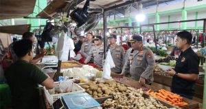 Cegah Terjadinya Inflasi Harga Jelang Ramadhan, Kapolres Beltim Tinjau Pasar Lipat Kajang