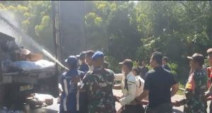 Tim Gabungan Lakukan Evakuasi Truk Box Yang Keluarkan Kepulan Asap Dari Muatannya Diatas KMP Trisakti Adinda