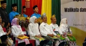 Gubernur Riau dan Kepala Daerah se-Riau Jalani Prosesi Tepuk Tepung Tawar dalam Semangat Kepemimpinan Amanah