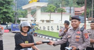Polres Sukabumi Bagikan Takjil Gratis Kepada Pengguna Jalan Di Depan Mako Polres Sukabumi