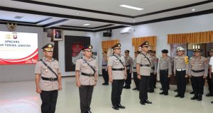 Kapolres Melawi Pimpin Serah Terima Jabatan Kabag SDM dan Kapolsek Kota Baru