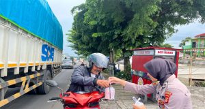 Satreskrim Polres Tanggamus Lampung Berbagi Takjil Ramadhan di Gisting