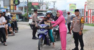 Kapolres Landak: Ramadhan Jadi Momen untuk Memperkuat Kebersamaan Melalui Bagikan Takjil