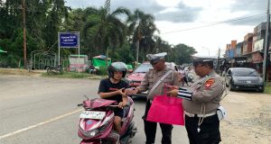 Berbagi Berkah Ramadhan, Polres Bengkayang Bagikan Takjil Gratis Kepada Pengguna Jalan