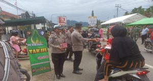 Polres Bengkayang Bersama TNI Berbagi Takjil, Wujud Sinergi di Bulan Suci Ramadhan 1446 H