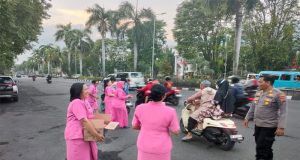 Polsek MAESA Bitung Gelar Pembagian Takjil Buka Puasa Di Depan Kantor