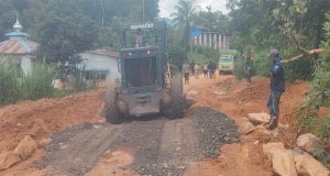 Luar Biasa, Kapolsek Jelai Hulu Perbaiki Jalan Rusak