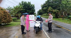 Ramadhan Berkah, Polsek Menjalin Bagikan Takjil Kepada Masyarakat